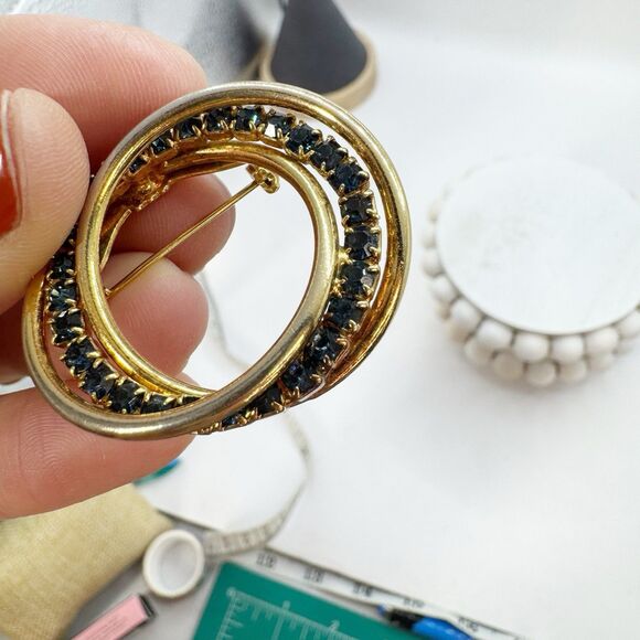 Vintage Blue Rhinestone Gold tone  Interlocking Circle Pin Brooch Pin - Picture 8 of 9